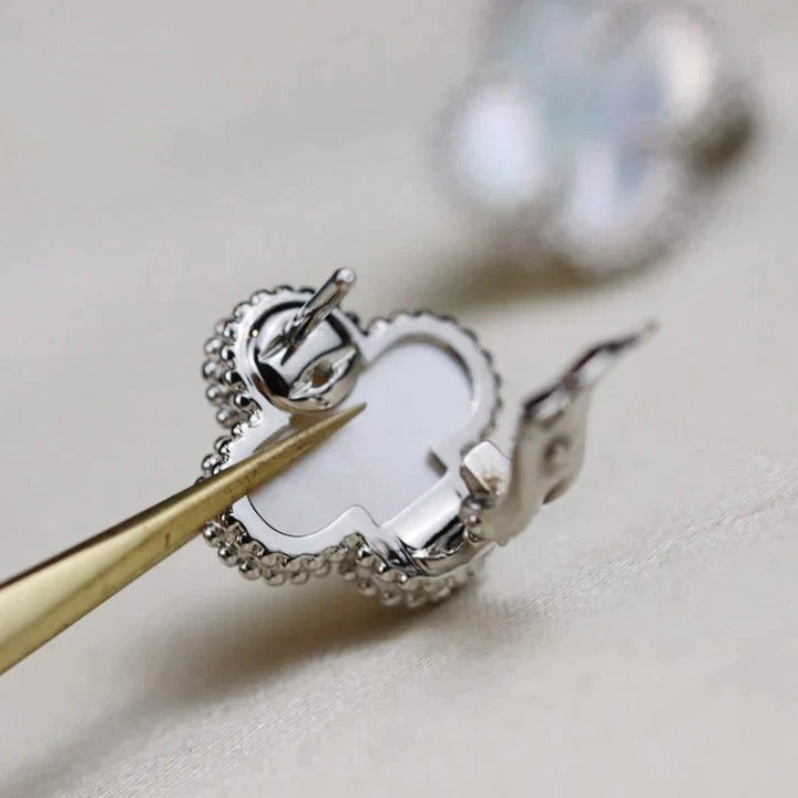 {
"Elowen jewelsry ": "エロウェン ジュエリー",
"CLOVER MEDIUM 1 MOTIFS  WHITE MOP EARRINGS SILVER": "クローバー ミディアム 1モチーフ ホワイトマザーオブパール ピアス シルバー"
}
