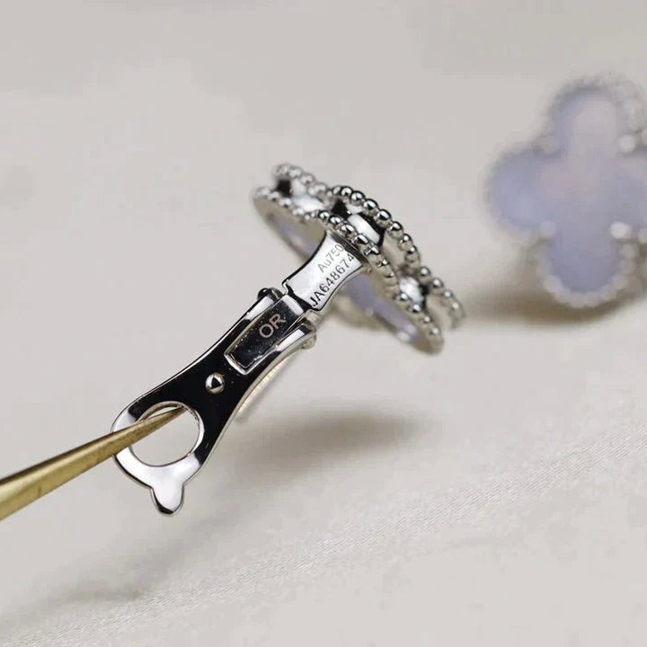 {
"Elowen jewelsry ": "エロウェン ジュエリー",
"CLOVER MEDIUM 1 MOTIFS  WHITE MOP EARRINGS SILVER": "クローバー ミディアム 1モチーフ ホワイトマザーオブパール ピアス シルバー"
}