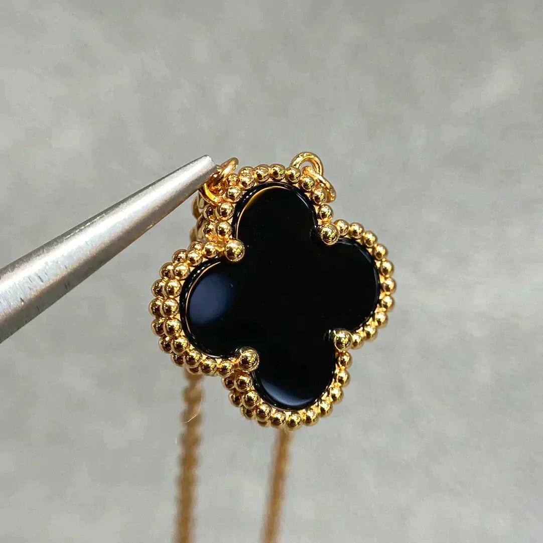 [Elowen Schmuck] CLOVER 15 MM SCHWARZER ONYX EINZELBLÜTEN-HALSKETTE