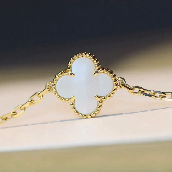 {
  "Elowen jewelsry": "Elowen Schmuck",
  "CLOVER 20 MOTIFS WHITE MOP NECKLACE": "CLOVER HALSKETTE MIT 20 MOTIVEN AUS WEISSEM PERLMUTT"
}