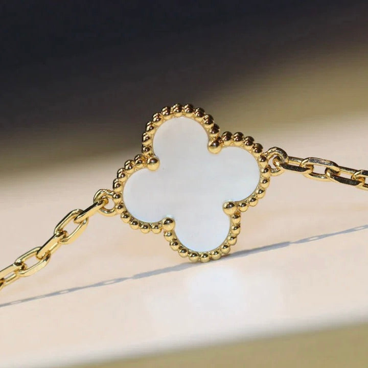 {
  "Elowen jewelsry": "Elowen Schmuck",
  "CLOVER 20 MOTIFS WHITE MOP NECKLACE": "CLOVER HALSKETTE MIT 20 MOTIVEN AUS WEISSEM PERLMUTT"
}