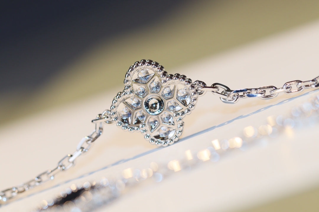 {
  "Elowen jewelsry": "Elowen ジュエリー",
  "CLOVER 20 MOTIFS ONYX DIAMOND SILVER": "クローバー 20モチーフ オニキス ダイヤモンド シルバー"
}