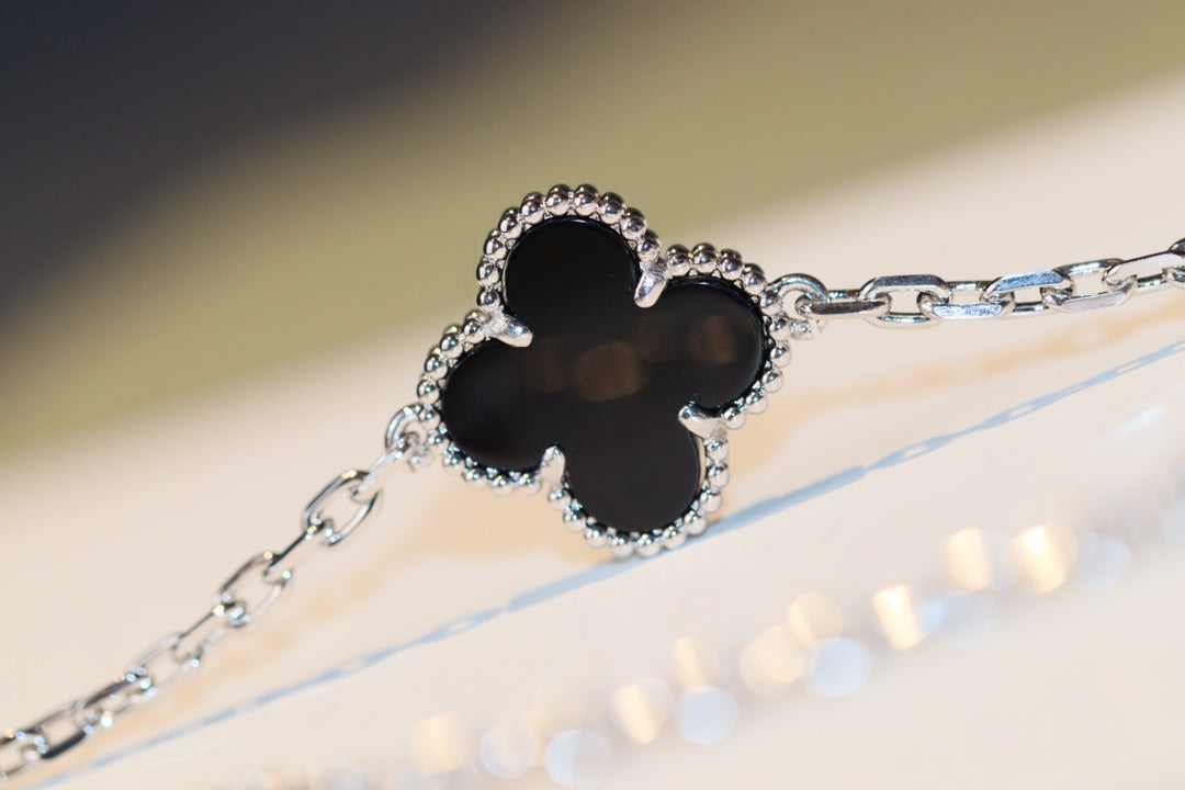 {
  "Elowen jewelsry": "Elowen ジュエリー",
  "CLOVER 20 MOTIFS ONYX DIAMOND SILVER": "クローバー 20モチーフ オニキス ダイヤモンド シルバー"
}