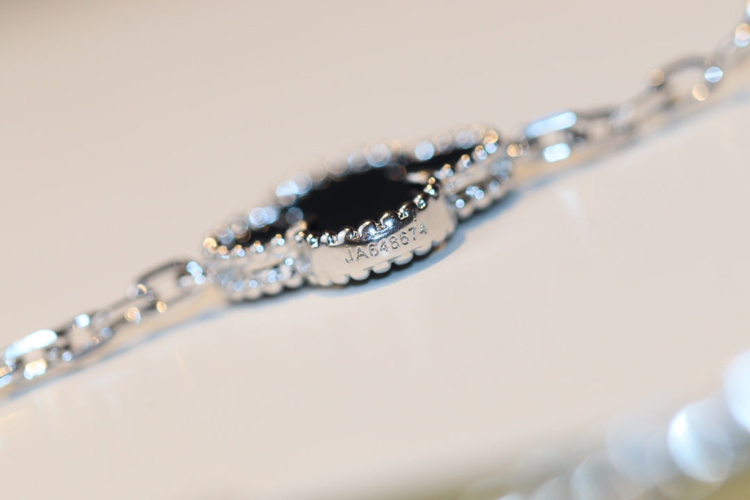 {
  "Elowen jewelsry": "Elowen ジュエリー",
  "CLOVER 20 MOTIFS ONYX DIAMOND SILVER": "クローバー 20モチーフ オニキス ダイヤモンド シルバー"
}