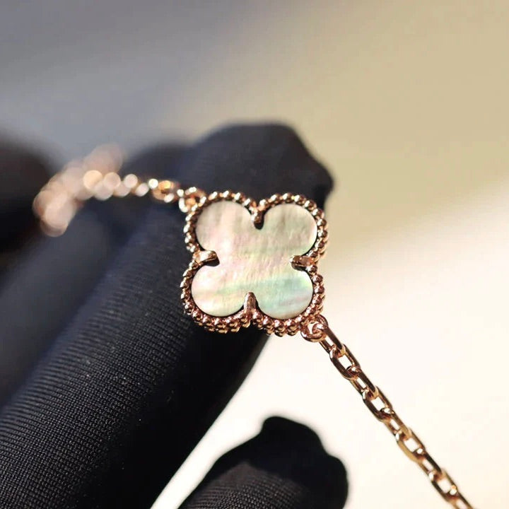{
  "Elowen jewelsry": "Elowen ジュエリー",
  "CLOVER 20 MOTIFS DARK MOP DIAMOND NECKLACE": "クローバー 20モチーフ ダークマザーオブパール ダイヤモンド ネックレス"
}