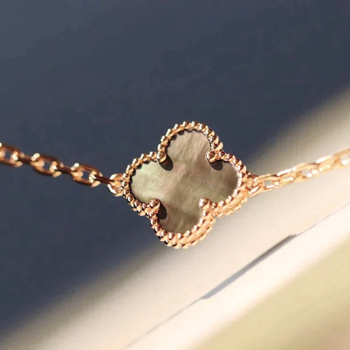 {
  "Elowen jewelsry": "Elowen ジュエリー",
  "CLOVER 20 MOTIFS DARK MOP DIAMOND NECKLACE": "クローバー 20モチーフ ダークマザーオブパール ダイヤモンド ネックレス"
}