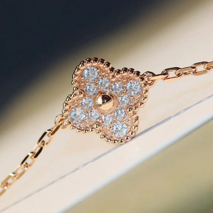 {
  "Elowen jewelsry": "Elowen Schmuck",
  "CLOVER 20 MOTIFS LASER DIAMOND NECKLACE": "KLEEBLATT 20 MOTIVE LASER-DIAMANT-HALSKETTE"
}