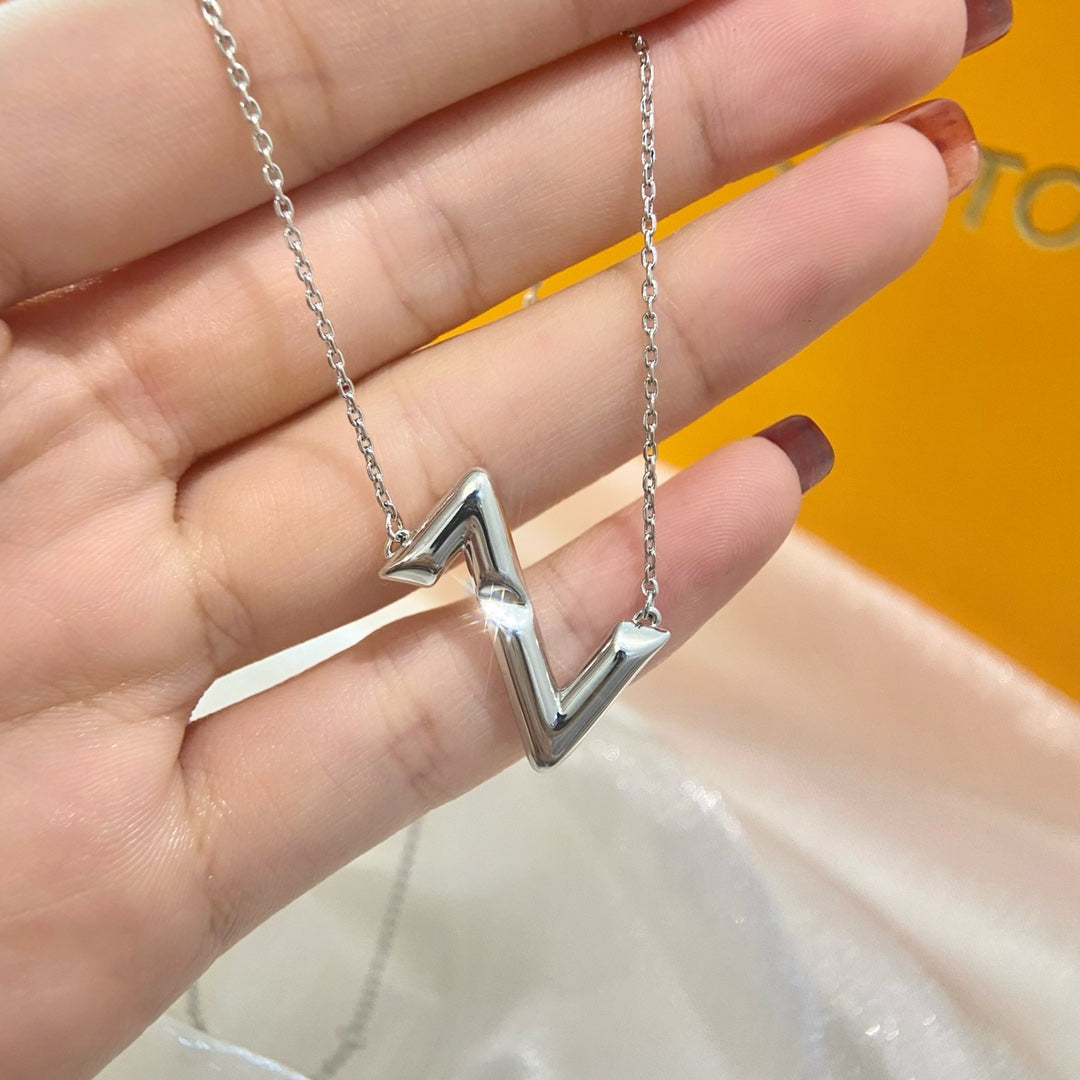 {
  "Elowen jewelsry": "Elowen ジュエリー",
  "VOLTE UPSIDE DOWN NECKLACE": "VOLTE アップサイドダウン ネックレス"
}