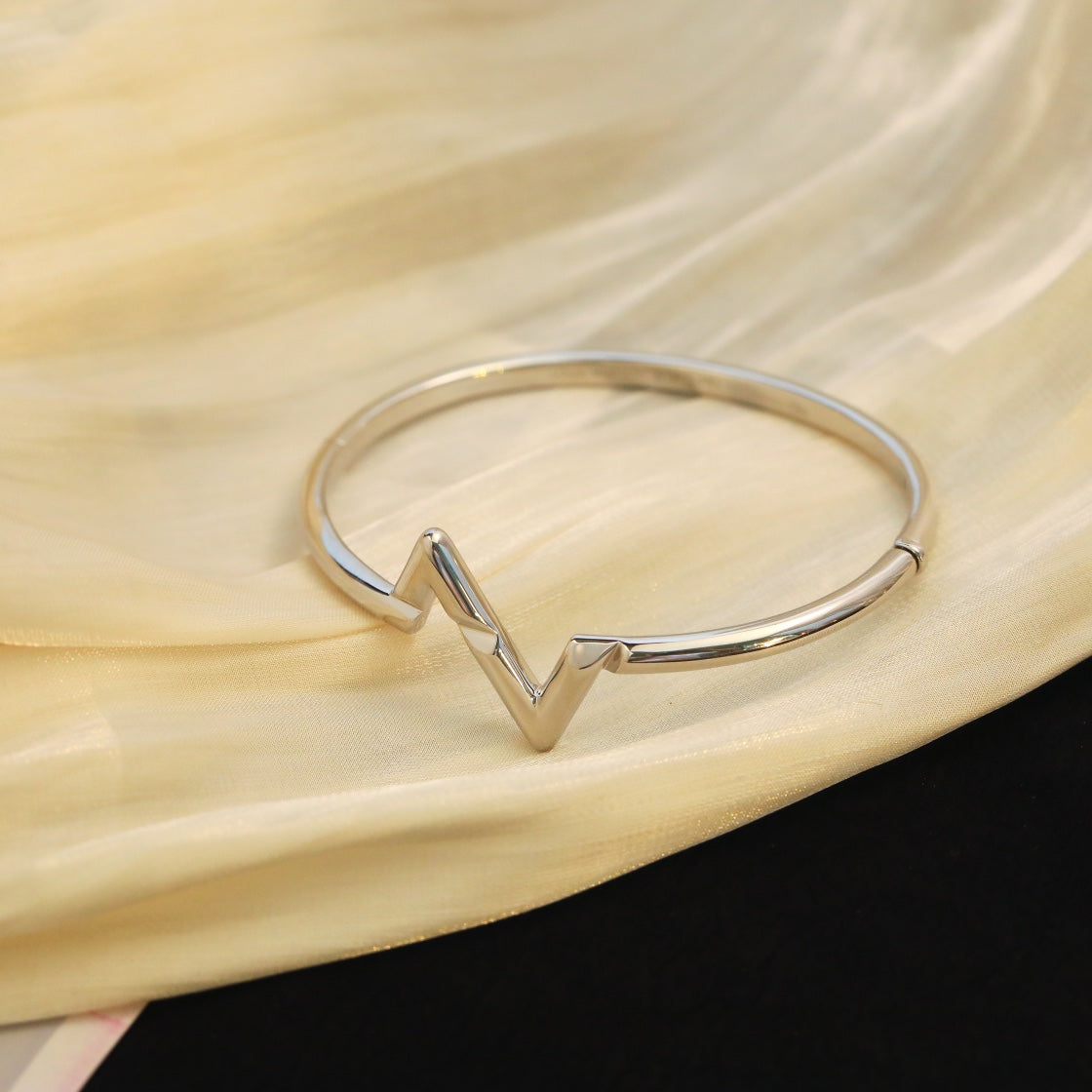 [Elowen Schmuck] VOLTE UPSIDE DOWN ARMBAND
