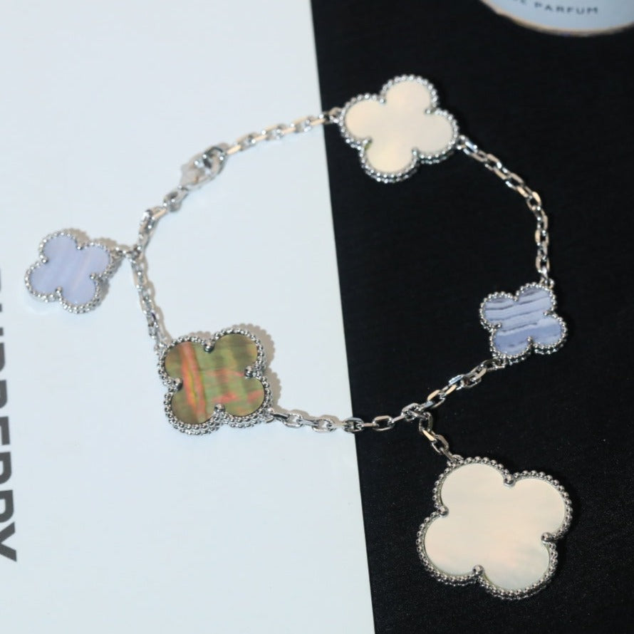 {
  "Elowen jewelsry": "Elowen ジュエリー",
  "CLOVER BRACELET 5 MOTIFS MOP CHALCEDONY SILVER": "クローバーブレスレット 5モチーフ マザーオブパール カルセドニー シルバー"
}