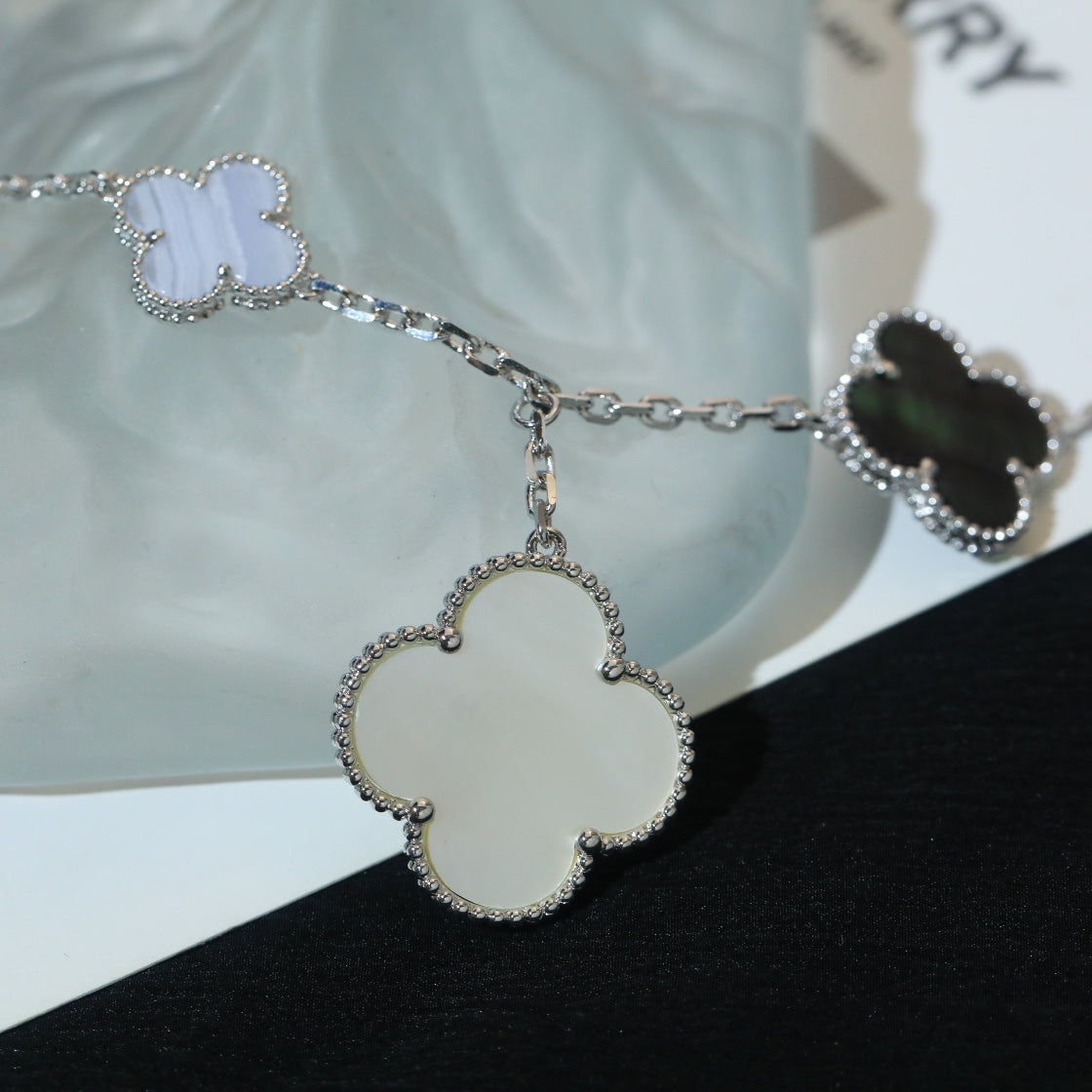 [Elowen jewelsry ]CLOVER BRACELET 5 MOTIFS MOP CHALCEDONY SILVER