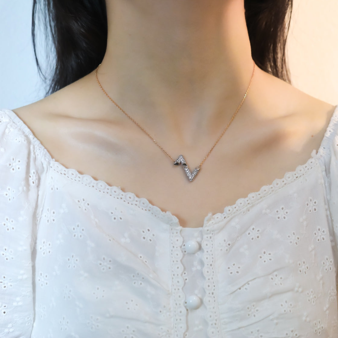 {
  "Elowen jewelsry": "Elowen ジュエリー",
  "VOLT SILVER DIAMOND PEDANT NECKLACE": "VOLT シルバー ダイヤモンド ペンダント ネックレス"
}