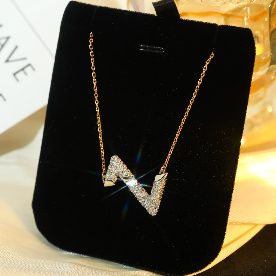 {
  "Elowen jewelsry": "Elowen ジュエリー",
  "VOLT SILVER DIAMOND PEDANT NECKLACE": "VOLT シルバー ダイヤモンド ペンダント ネックレス"
}