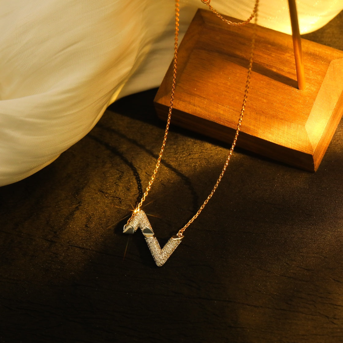 {
  "Elowen jewelsry": "Elowen ジュエリー",
  "VOLT SILVER DIAMOND PEDANT NECKLACE": "VOLT シルバー ダイヤモンド ペンダント ネックレス"
}