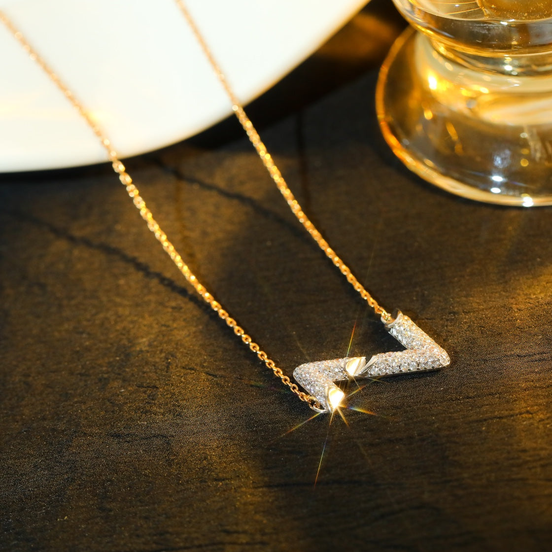 {
  "Elowen jewelsry": "Elowen ジュエリー",
  "VOLT SILVER DIAMOND PEDANT NECKLACE": "VOLT シルバー ダイヤモンド ペンダント ネックレス"
}