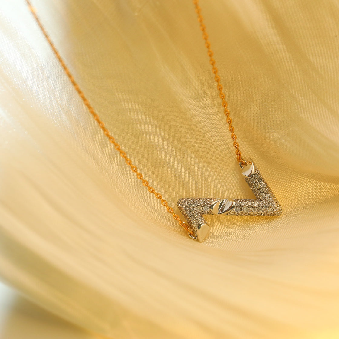 {
  "Elowen jewelsry": "Elowen ジュエリー",
  "VOLT SILVER DIAMOND PEDANT NECKLACE": "VOLT シルバー ダイヤモンド ペンダント ネックレス"
}