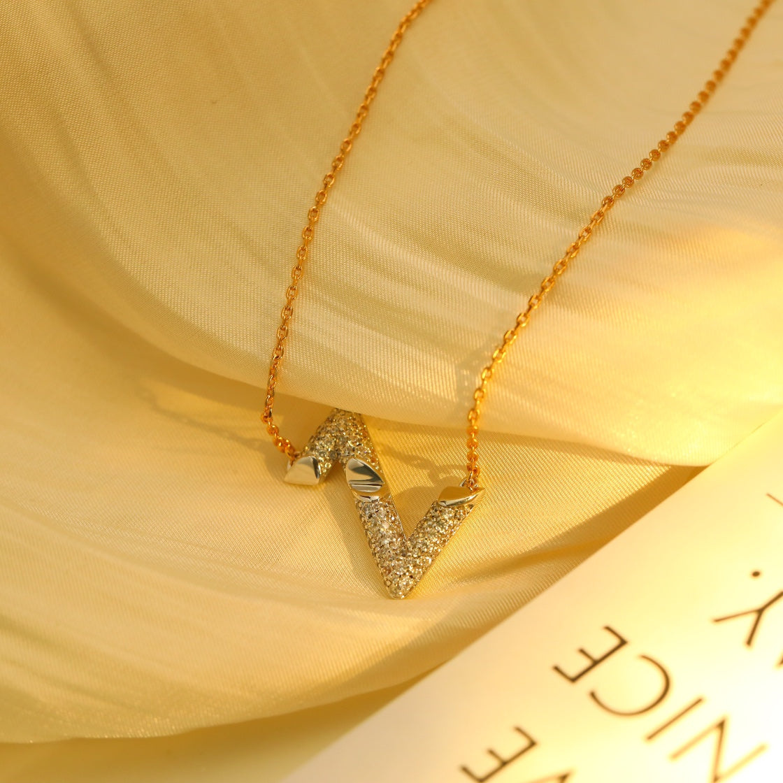 {
  "Elowen jewelsry": "Elowen ジュエリー",
  "VOLT SILVER DIAMOND PEDANT NECKLACE": "VOLT シルバー ダイヤモンド ペンダント ネックレス"
}