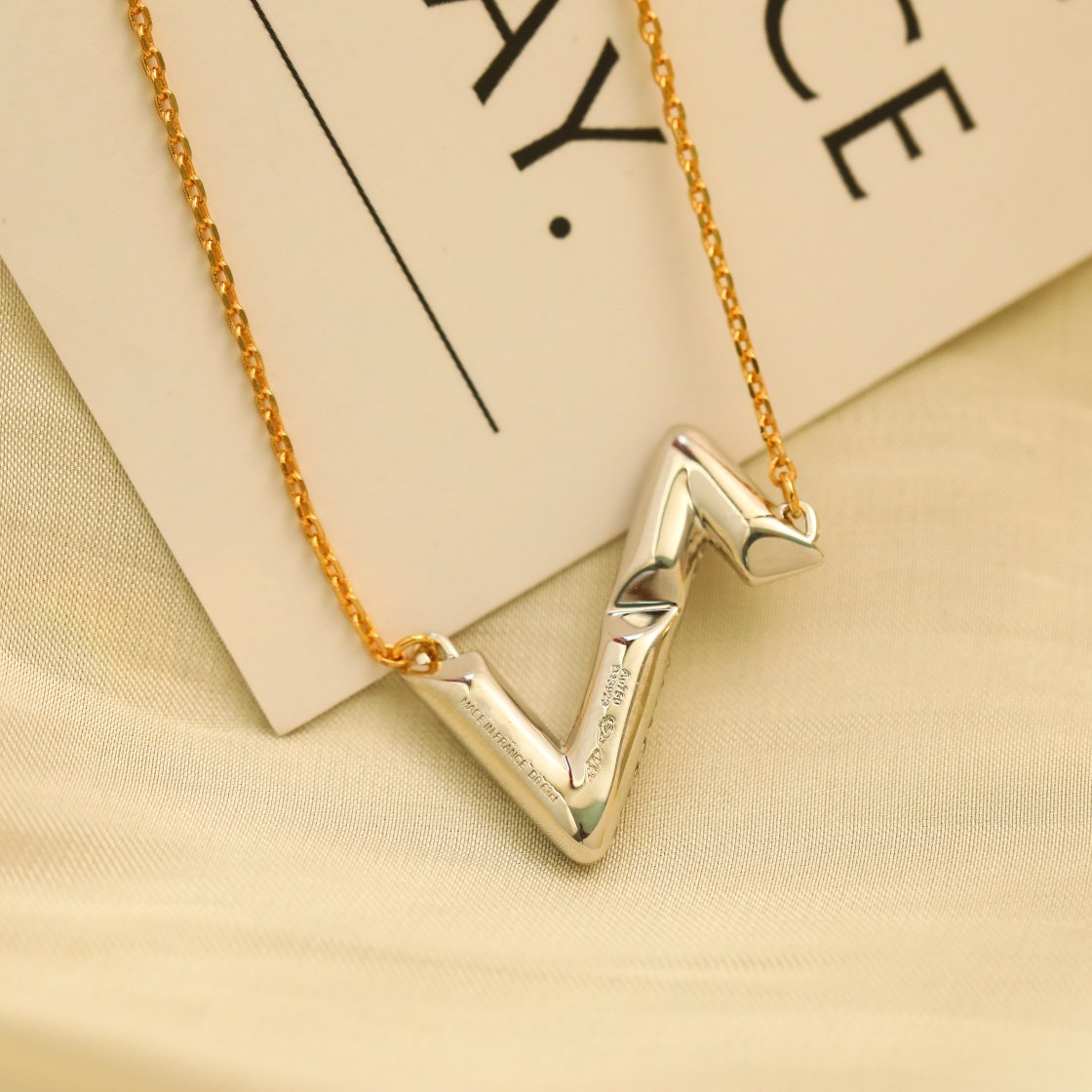 {
  "Elowen jewelsry": "Elowen ジュエリー",
  "VOLT SILVER DIAMOND PEDANT NECKLACE": "VOLT シルバー ダイヤモンド ペンダント ネックレス"
}