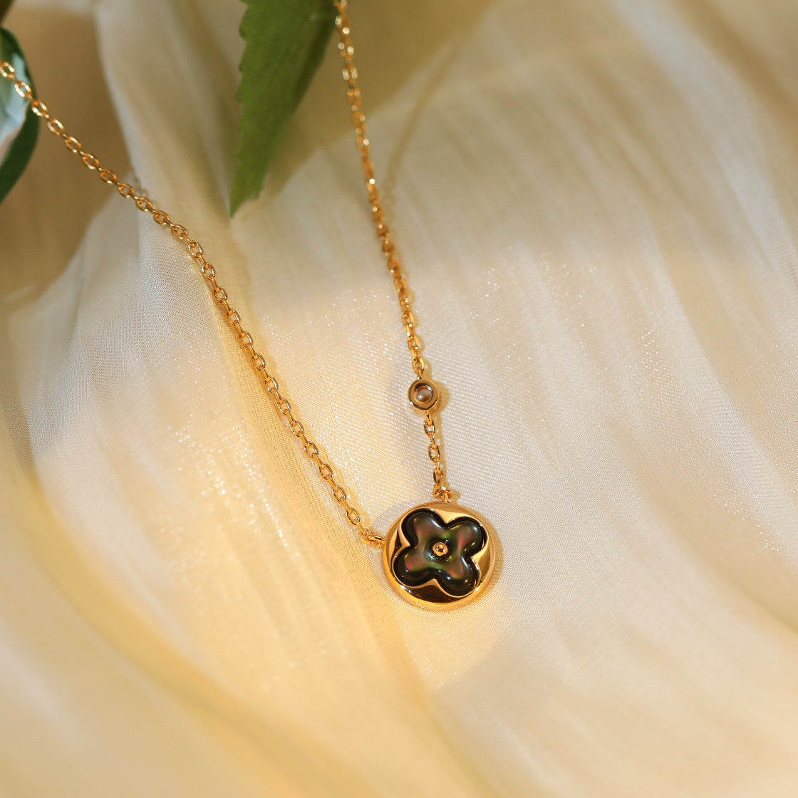 [Elowen jewelsry ]SUN PENDANT PINK GOLD 1 DIAMOND NECKLACE