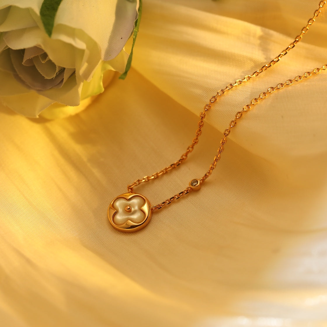 [Elowen jewelsry ]SUN PENDANT PINK GOLD 1 DIAMOND NECKLACE