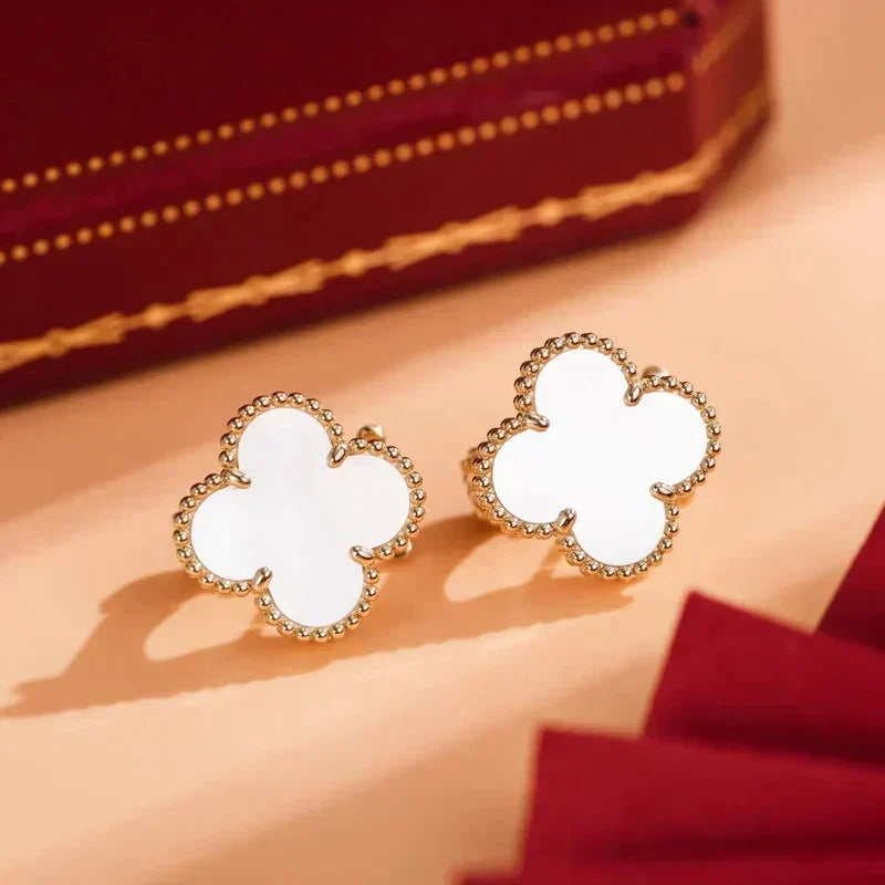 {
  "Elowen jewelsry": "Elowen Schmuck",
  "CLOVER MEDIUM 1 MOTIF WHITE MOP STUD EARRINGS": "CLOVER MITTLERE OHRSTECKER MIT 1 MOTIV AUS WEISSEM PERLMUTT"
}
