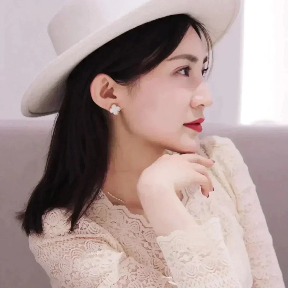 {
  "Elowen jewelsry": "Elowen Schmuck",
  "CLOVER MEDIUM 1 MOTIF WHITE MOP STUD EARRINGS": "CLOVER MITTLERE OHRSTECKER MIT 1 MOTIV AUS WEISSEM PERLMUTT"
}