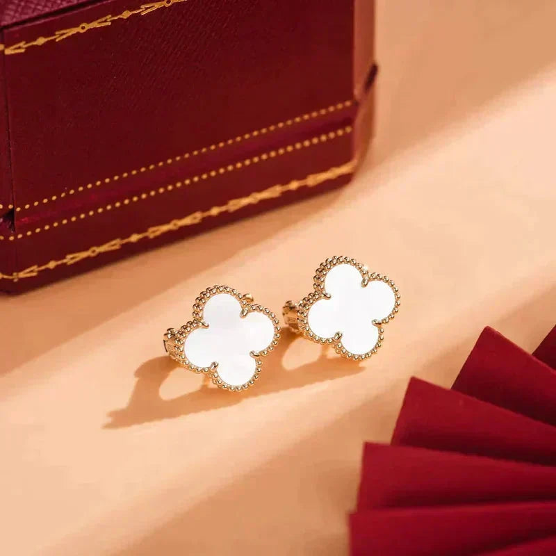 {
  "Elowen jewelsry": "Elowen Schmuck",
  "CLOVER MEDIUM 1 MOTIF WHITE MOP STUD EARRINGS": "CLOVER MITTLERE OHRSTECKER MIT 1 MOTIV AUS WEISSEM PERLMUTT"
}