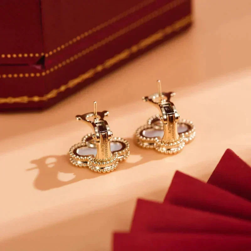 [Elowen jewelsry ]CLOVER MEDIUM 1 MOTIFS WHITE MOP STUD EARRINGS
