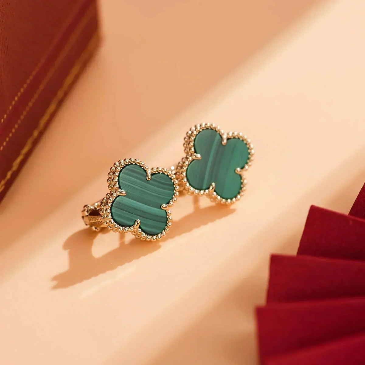 {
  "Elowen jewelsry": "Elowen ジュエリー",
  "CLOVER MEDIUM 1 MOTIFS MALACHITE EARRINGS": "クローバー ミディアム 1モチーフ マラカイト ピアス"
}