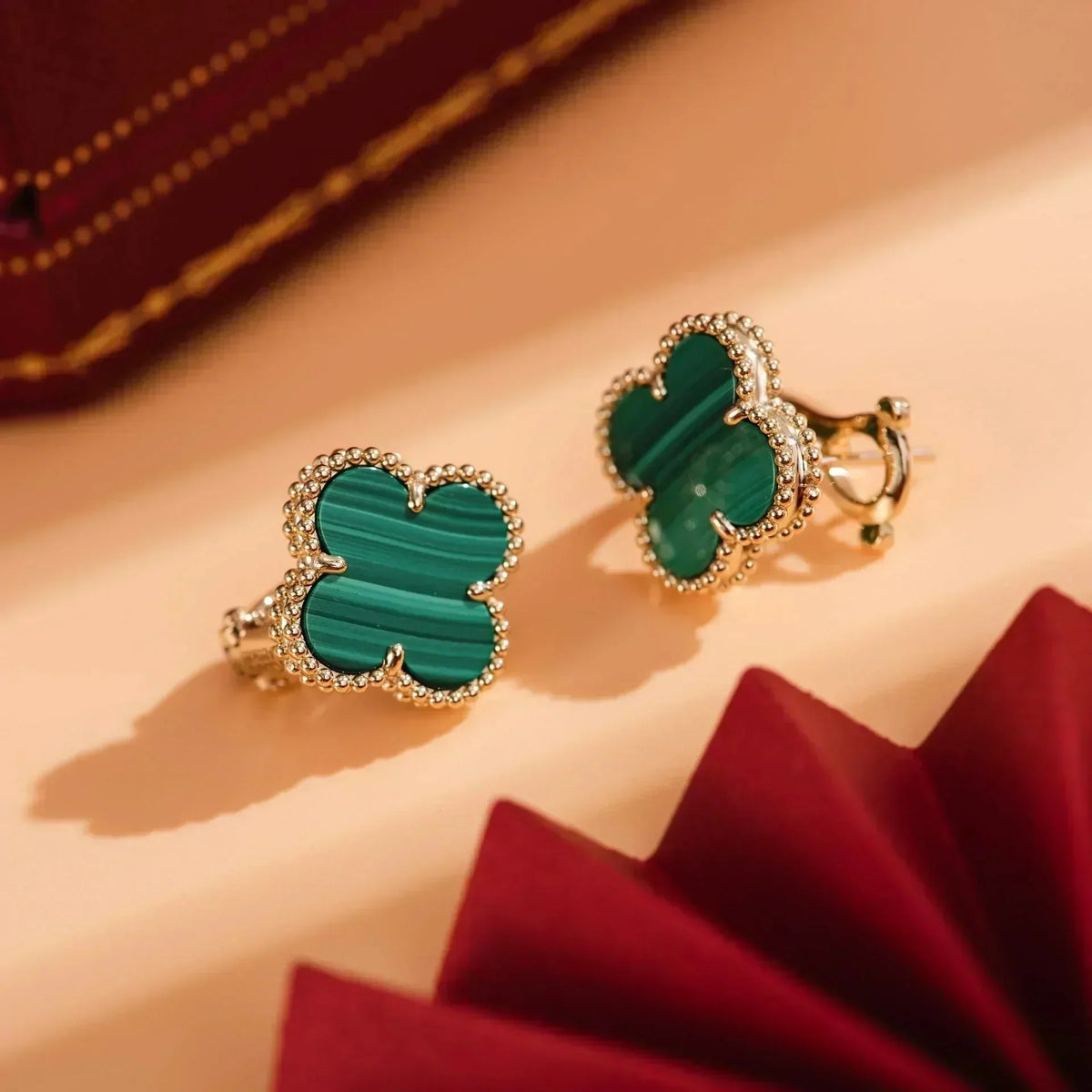 {
  "Elowen jewelsry": "Elowen ジュエリー",
  "CLOVER MEDIUM 1 MOTIFS MALACHITE EARRINGS": "クローバー ミディアム 1モチーフ マラカイト ピアス"
}