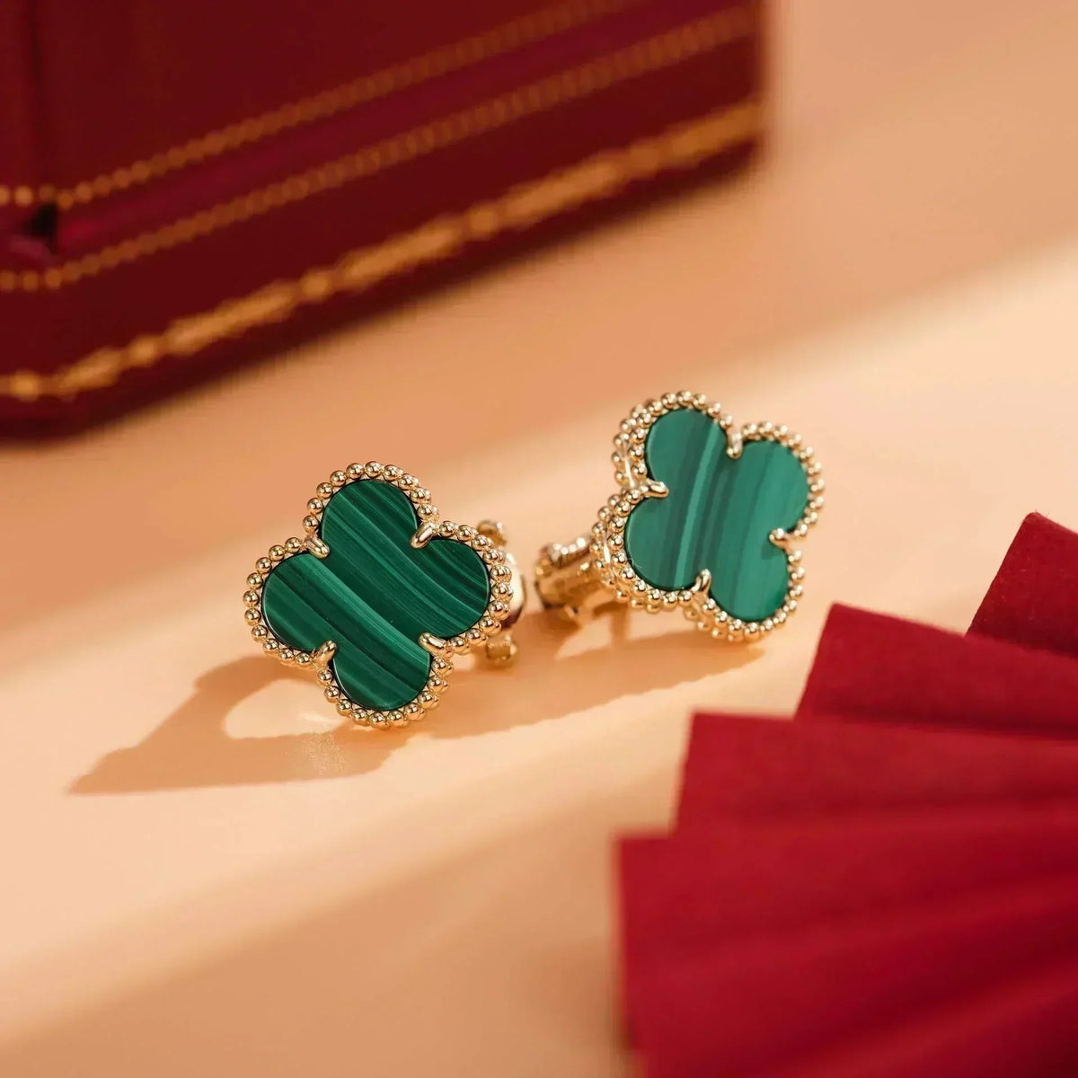 {
  "Elowen jewelsry": "Elowen ジュエリー",
  "CLOVER MEDIUM 1 MOTIFS MALACHITE EARRINGS": "クローバー ミディアム 1モチーフ マラカイト ピアス"
}