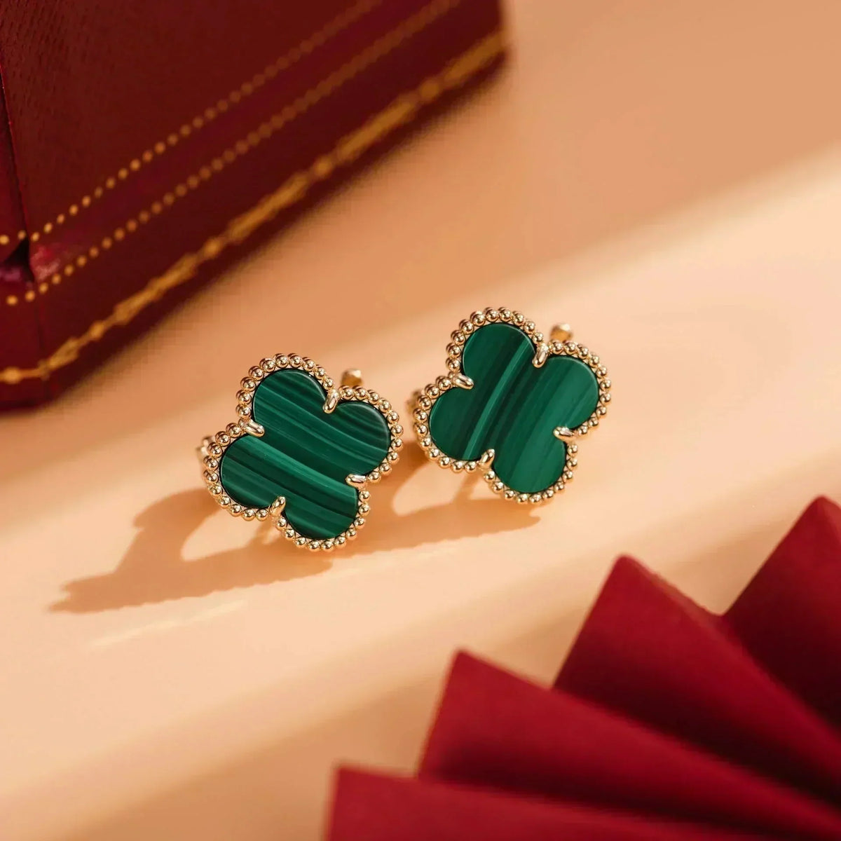 {
  "Elowen jewelsry": "Elowen ジュエリー",
  "CLOVER MEDIUM 1 MOTIFS MALACHITE EARRINGS": "クローバー ミディアム 1モチーフ マラカイト ピアス"
}
