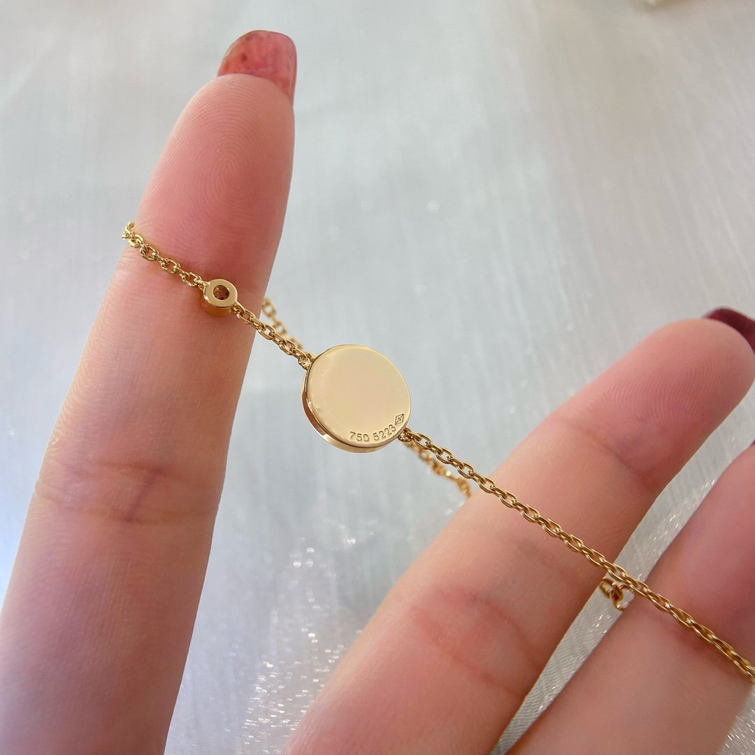 {
  "Elowen jewelsry": "Elowen Schmuck",
  "SUN PEDANT CARNELIAN BRACELET": "SONNEN-ANHÄNGER KARNEOL-ARMBAND"
}