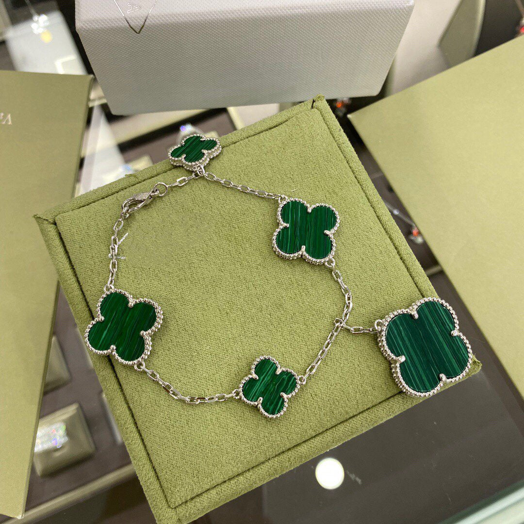 {
  "Elowen jewelsry": "Elowen ジュエリー",
  "CLOVER 5 MOTIFS SIVLER MALACHITE BRACELET": "クローバー 5モチーフ シルバー マラカイトブレスレット"
}