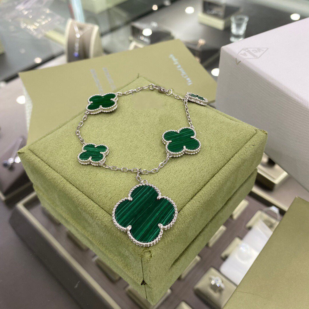{
  "Elowen jewelsry": "Elowen ジュエリー",
  "CLOVER 5 MOTIFS SIVLER MALACHITE BRACELET": "クローバー 5モチーフ シルバー マラカイトブレスレット"
}