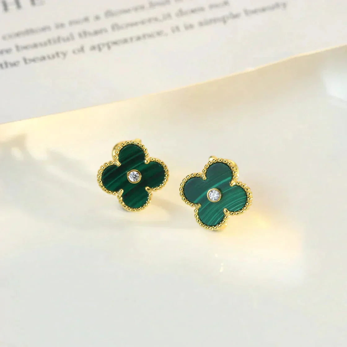 {
  "Elowen jewelsry": "Elowen ジュエリー",
  "CLOVER MEDIUM 1 MOTIFS MALACHITE DIAMOND EARRINGS": "クローバー ミディアム 1モチーフ マラカイト ダイヤモンド ピアス"
}
