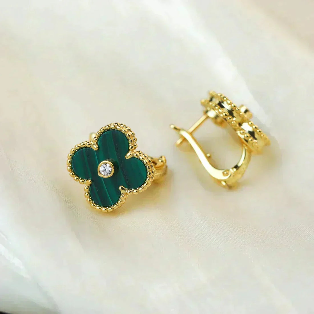 {
  "Elowen jewelsry": "Elowen ジュエリー",
  "CLOVER MEDIUM 1 MOTIFS MALACHITE DIAMOND EARRINGS": "クローバー ミディアム 1モチーフ マラカイト ダイヤモンド ピアス"
}