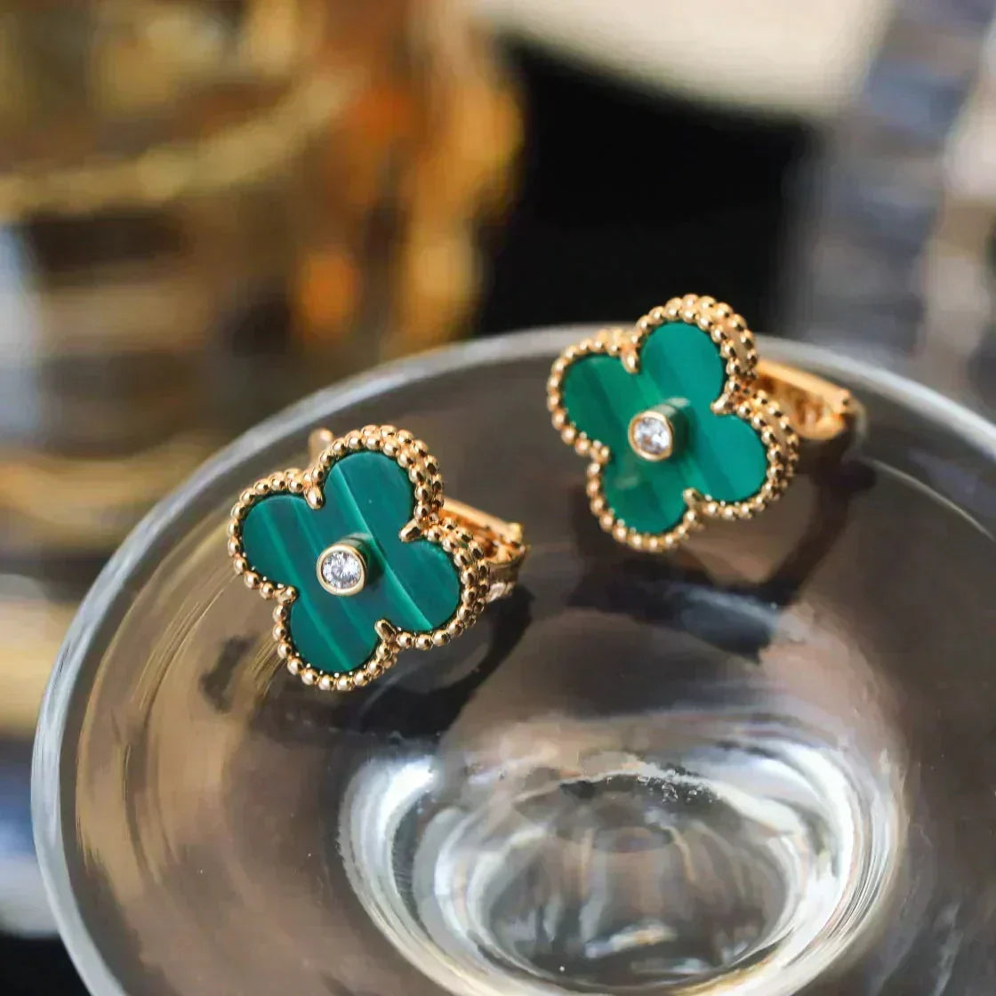{
  "Elowen jewelsry": "Elowen ジュエリー",
  "CLOVER MEDIUM 1 MOTIFS MALACHITE DIAMOND EARRINGS": "クローバー ミディアム 1モチーフ マラカイト ダイヤモンド ピアス"
}