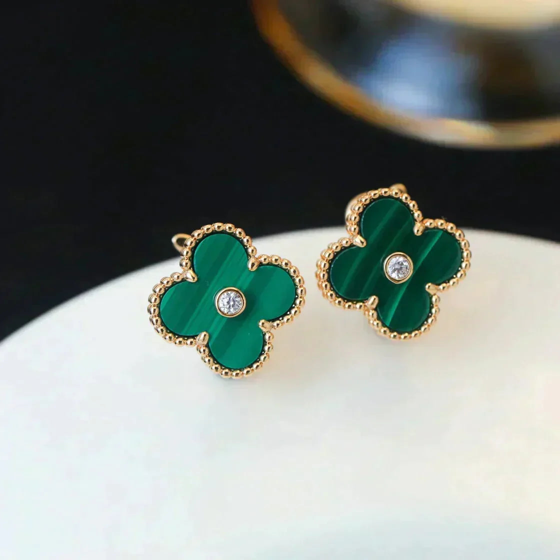 {
  "Elowen jewelsry": "Elowen ジュエリー",
  "CLOVER MEDIUM 1 MOTIFS MALACHITE DIAMOND EARRINGS": "クローバー ミディアム 1モチーフ マラカイト ダイヤモンド ピアス"
}