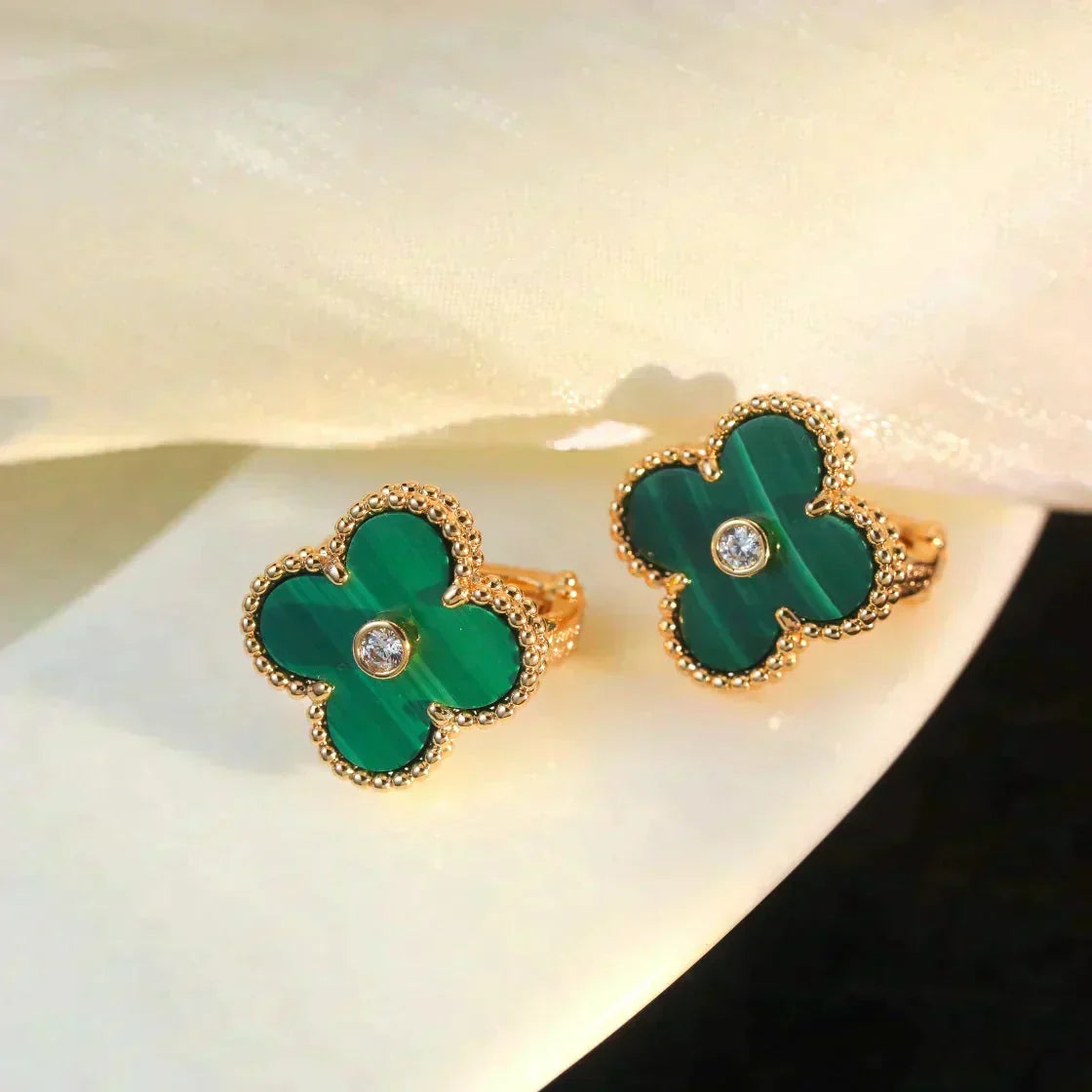 {
  "Elowen jewelsry": "Elowen ジュエリー",
  "CLOVER MEDIUM 1 MOTIFS MALACHITE DIAMOND EARRINGS": "クローバー ミディアム 1モチーフ マラカイト ダイヤモンド ピアス"
}