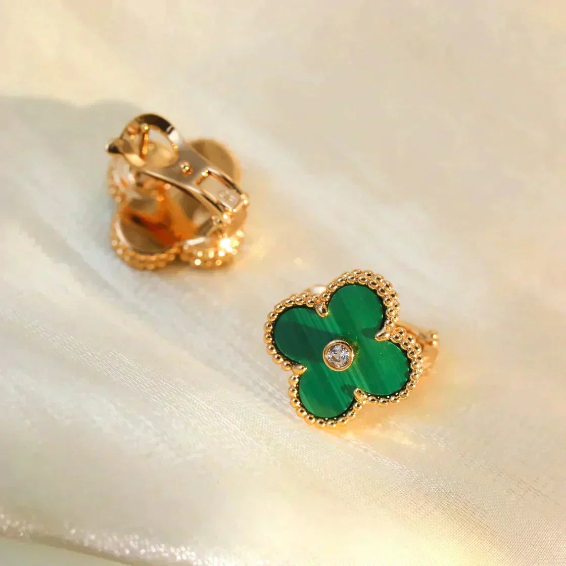 {
  "Elowen jewelsry": "Elowen ジュエリー",
  "CLOVER MEDIUM 1 MOTIFS MALACHITE DIAMOND EARRINGS": "クローバー ミディアム 1モチーフ マラカイト ダイヤモンド ピアス"
}