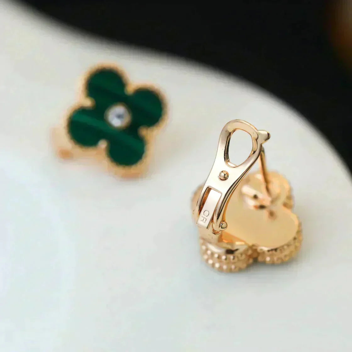 {
  "Elowen jewelsry": "Elowen ジュエリー",
  "CLOVER MEDIUM 1 MOTIFS MALACHITE DIAMOND EARRINGS": "クローバー ミディアム 1モチーフ マラカイト ダイヤモンド ピアス"
}