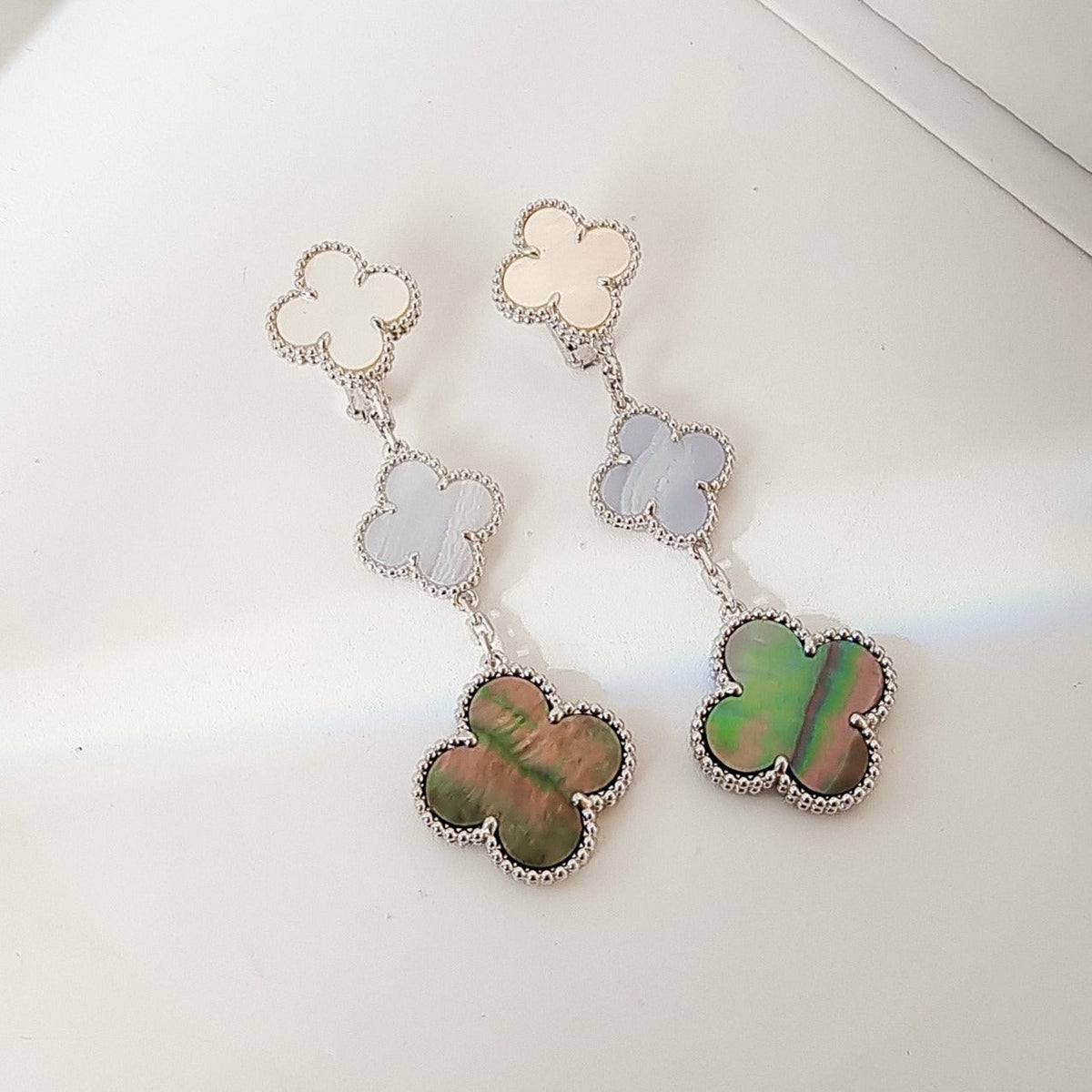 {
  "Elowen jewelsry": "Elowen ジュエリー",
  "CLOVER 3 MOTIFS CHALCEDONY DARK MOP SILVER EARRINGS": "クローバー 3モチーフ カルセドニー ダークマザーオブパール シルバーピアス"
}
