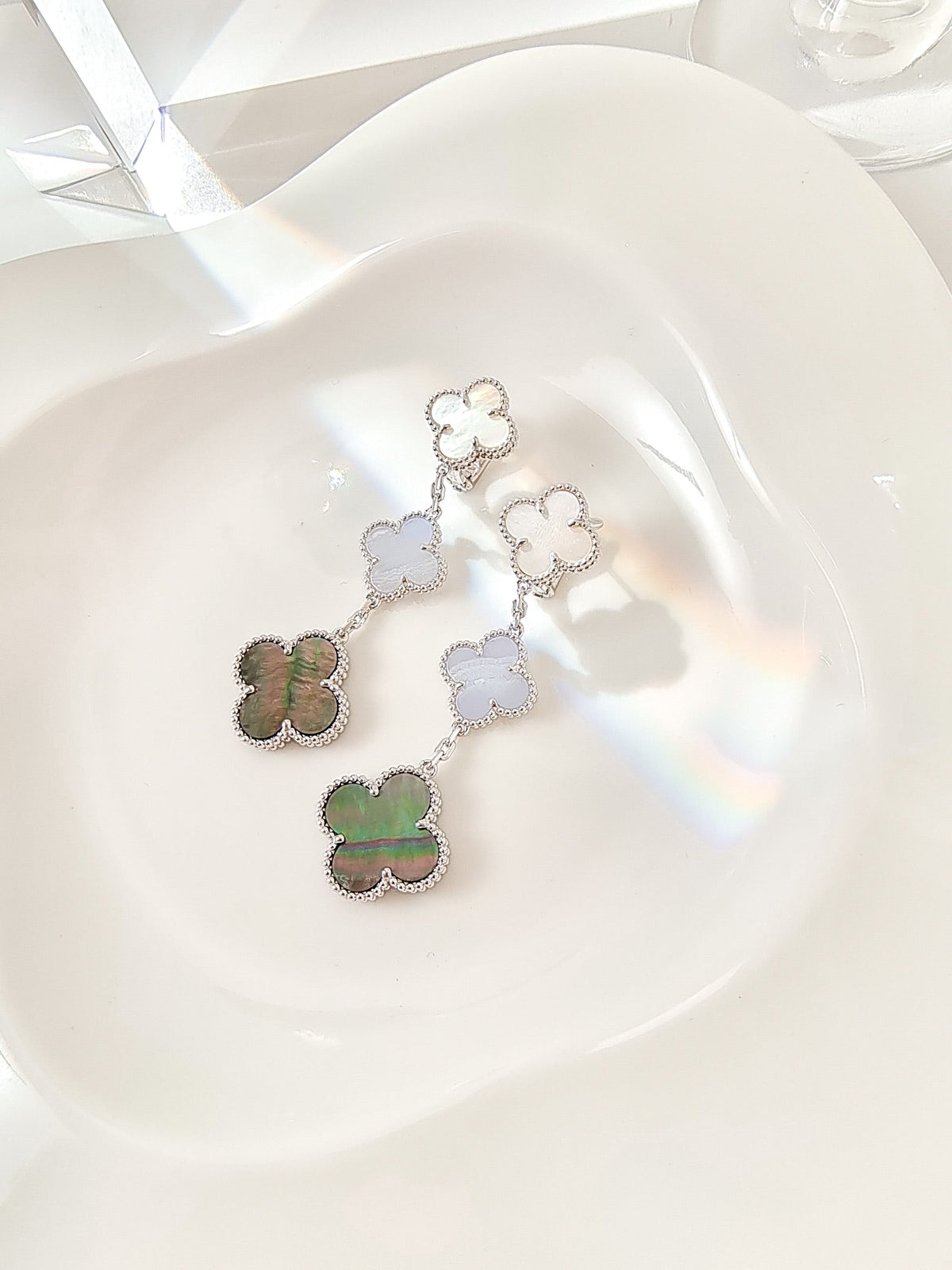 {
  "Elowen jewelsry": "Elowen ジュエリー",
  "CLOVER 3 MOTIFS CHALCEDONY DARK MOP SILVER EARRINGS": "クローバー 3モチーフ カルセドニー ダークマザーオブパール シルバーピアス"
}