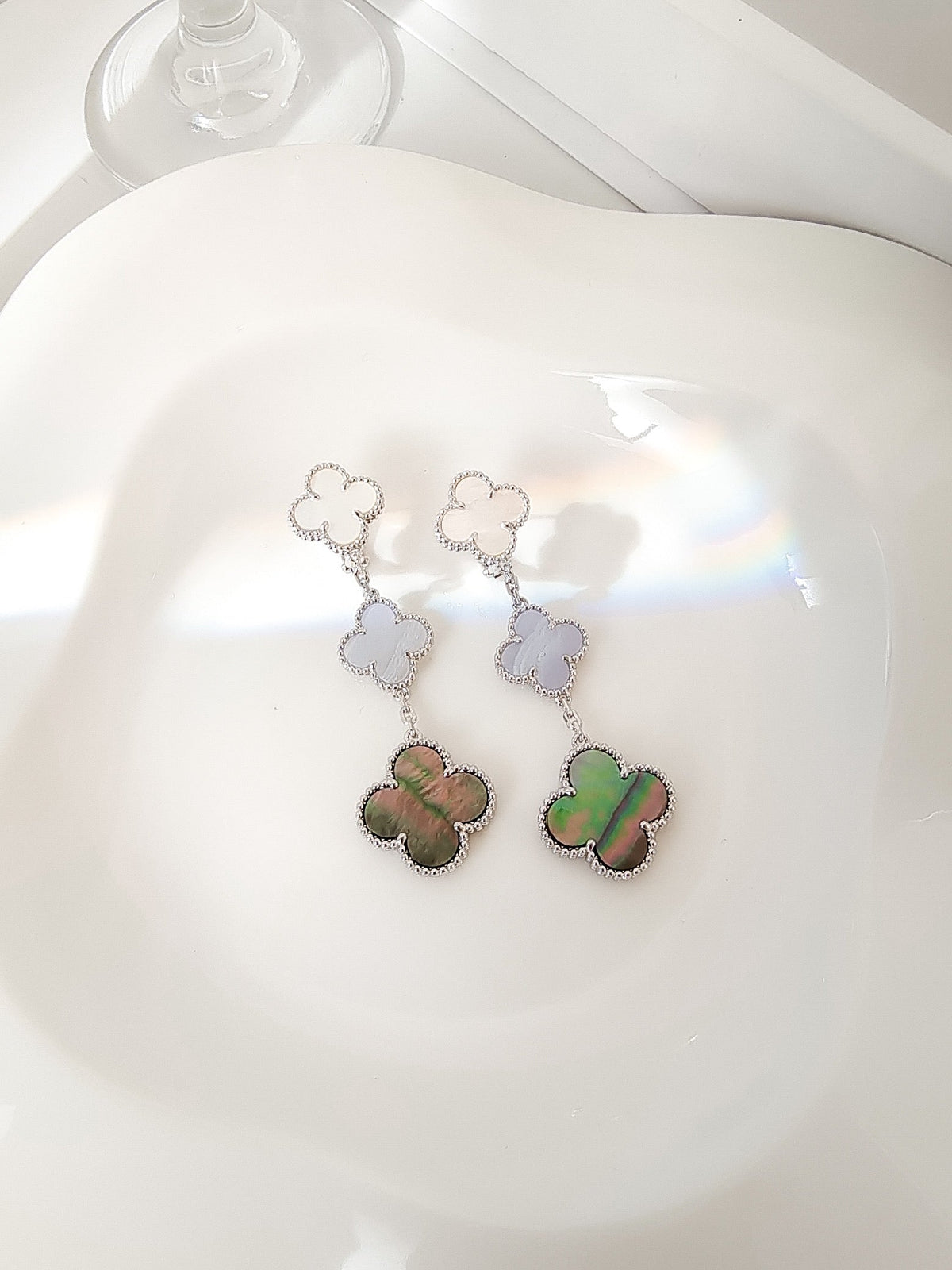 {
  "Elowen jewelsry": "Elowen ジュエリー",
  "CLOVER 3 MOTIFS CHALCEDONY DARK MOP SILVER EARRINGS": "クローバー 3モチーフ カルセドニー ダークマザーオブパール シルバーピアス"
}