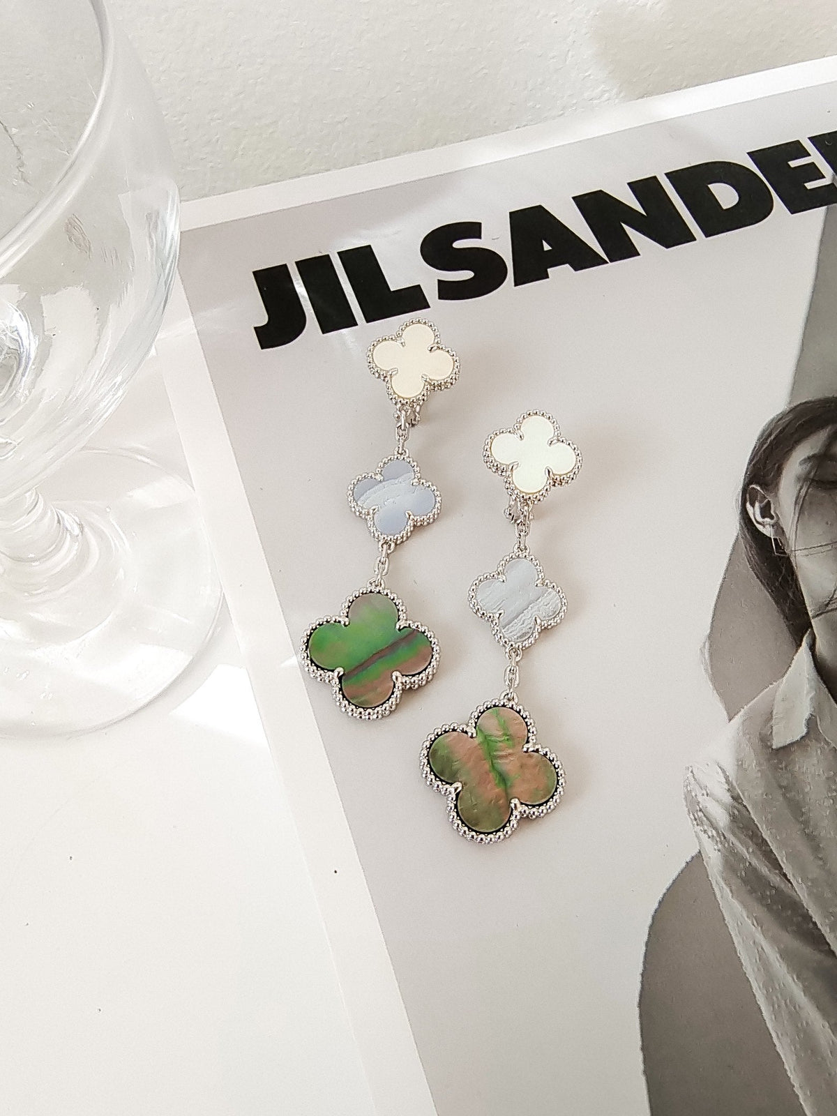 {
  "Elowen jewelsry": "Elowen ジュエリー",
  "CLOVER 3 MOTIFS CHALCEDONY DARK MOP SILVER EARRINGS": "クローバー 3モチーフ カルセドニー ダークマザーオブパール シルバーピアス"
}