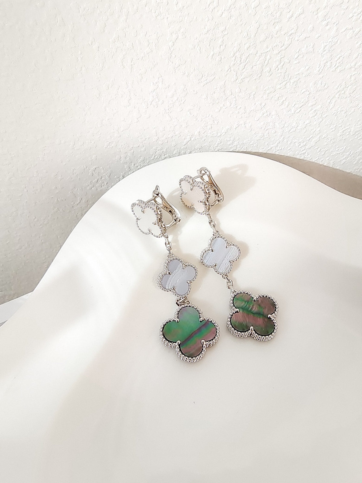 {
  "Elowen jewelsry": "Elowen ジュエリー",
  "CLOVER 3 MOTIFS CHALCEDONY DARK MOP SILVER EARRINGS": "クローバー 3モチーフ カルセドニー ダークマザーオブパール シルバーピアス"
}
