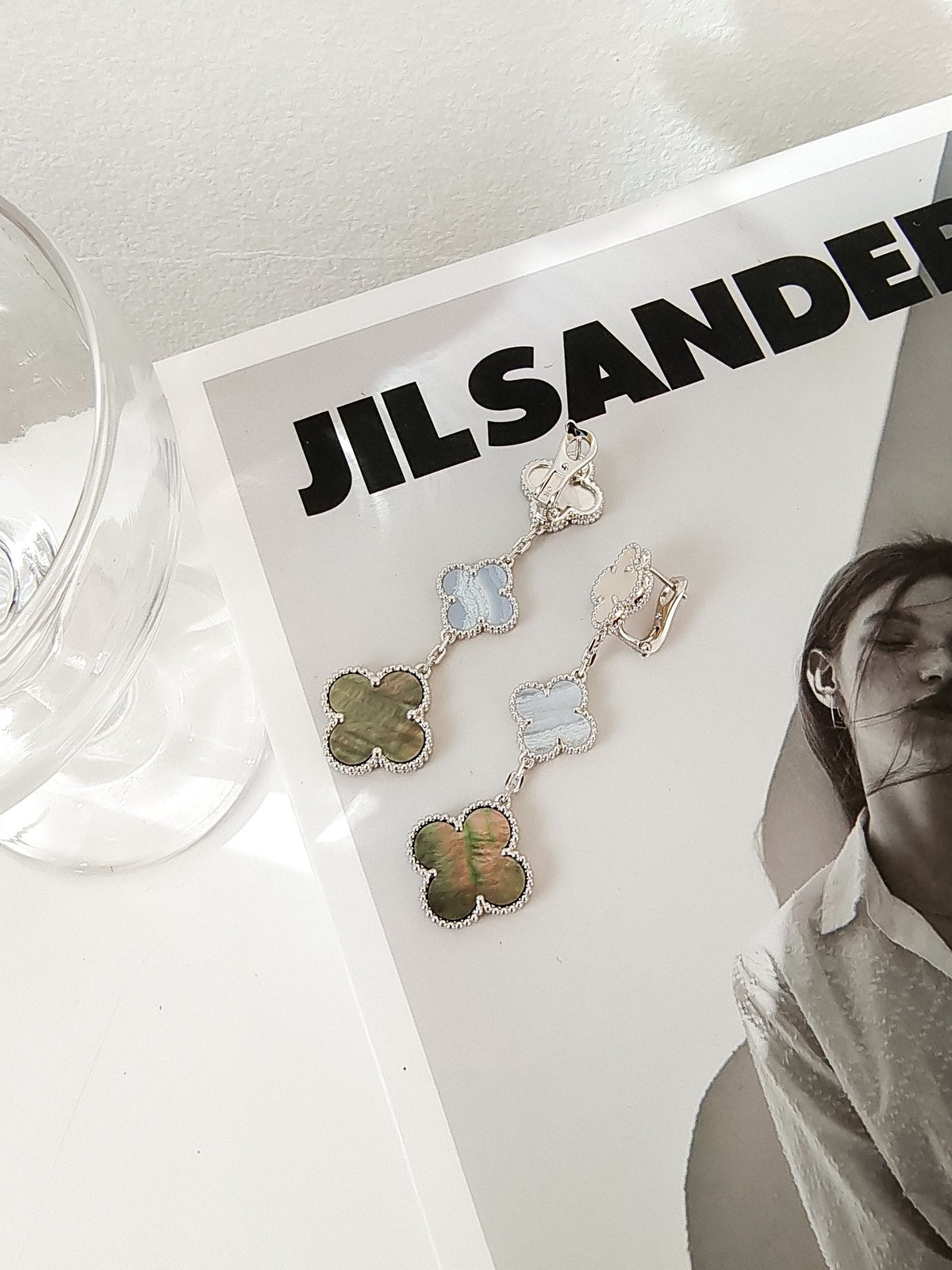 {
  "Elowen jewelsry": "Elowen ジュエリー",
  "CLOVER 3 MOTIFS CHALCEDONY DARK MOP SILVER EARRINGS": "クローバー 3モチーフ カルセドニー ダークマザーオブパール シルバーピアス"
}