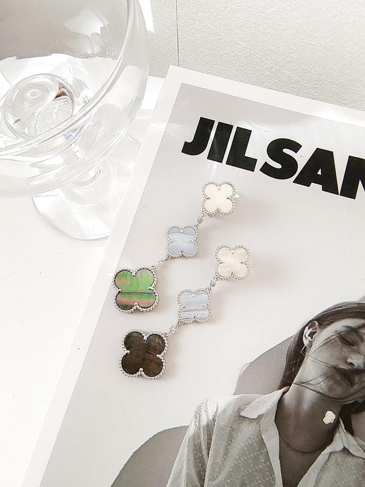{
  "Elowen jewelsry": "Elowen ジュエリー",
  "CLOVER 3 MOTIFS CHALCEDONY DARK MOP SILVER EARRINGS": "クローバー 3モチーフ カルセドニー ダークマザーオブパール シルバーピアス"
}