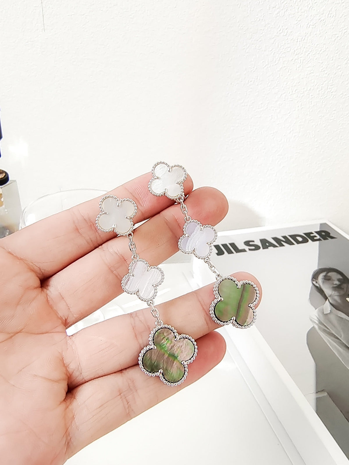 {
  "Elowen jewelsry": "Elowen ジュエリー",
  "CLOVER 3 MOTIFS CHALCEDONY DARK MOP SILVER EARRINGS": "クローバー 3モチーフ カルセドニー ダークマザーオブパール シルバーピアス"
}